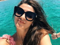 Sosok Wanita Cantik Pemulus Langkah Alisson ke Liverpool