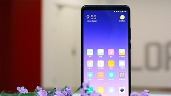 Mi Max menyediakan pilihan warna hitam, gold dan biru. Mulai dipasarkan 20 Juni ini, soal harga dibanderol mulai 1.699 yuan atau sekitar Rp 3,6 juta. Foto: Sina Mobile