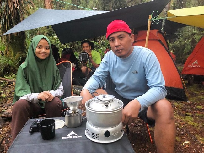 Gadis kecil itu mencuri perhatian karena tak hanya masih sangat muda, tapi juga memiliki tampilan syari dengan hijab yang panjang. Ia selalu memakai hijab tersebut saat naik gunung Foto: Instagram/Khansa_summiters