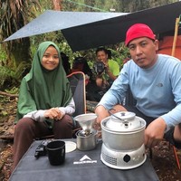 Gadis kecil itu mencuri perhatian karena tak hanya masih sangat muda, tapi juga memiliki tampilan syari dengan hijab yang panjang. Ia selalu memakai hijab tersebut saat naik gunung Foto: Instagram/Khansa_summiters