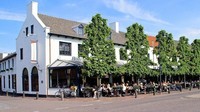 Kalau ini, Hotel Brasserie Den Engel yang terletak di Baarle Nassau, perbatasan antara Belanda dan Belgia. Baarle-Nassau dan Baarle-Hertog adalah perbatasan 2 negara paling kompleks di dunia. (booking.com)