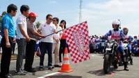 Marketing Director AHM Thomas Wijaya dan Direktur Keamanan dan Keselamatan Korlantas Polri Brigjen Chrysnanda Dwilaksana mengangkat bendera start sebagai tanda dimulainya Astra Honda Safety Riding Instructor Competition (AH-SRIC) di CDN Riau Safety Riding Center, Pekanbaru, Kamis (19/7/2018). Istimewa/AHM.