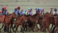 Menjadi lomba bergengsi, ada sebanyak 10.435 anak yang telah berpatisipasi dalam 394 lomba pacuan kuda. Walau dianggap penting, namun festivial ini juga kontroversi. (REUTERS/B. Rentsendorj)