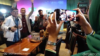 Salah satu kelompok peserta yang tampak seru bermain dengan Oppo Find X. Foto: Lucki Aprilianto/detikcom
