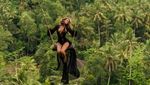Liburannya Gadis Papan Ronde Seksi, Brittney Palmer