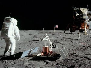 Kenapa Luar Angkasa Gelap Padahal Ada Sinar Matahari?