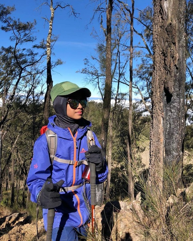 Berdzikir adalah salah satu obat Khansa dalam melawan rasa takut selama mendaki gunung. Kini, Khansa dinobatkan sebagai 7 Summiters Indonesia termuda karena telah menaklukkan gunung Charstenz. Foto: Instagram/Khansa_summiters