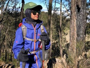 Hijabers Cilik Ini Jadi Pendaki Puncak Jaya Wijaya Termuda di Dunia