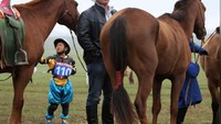 Pemerintah Mongolia tetap mendukung pacuan kuda ini namun melarang adanya taruhan atau judi. Para orang tua juga diminta mengawasi karena mendukung perlombaan tersebut. (REUTERS/B. Rentsendorj)