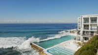 Makan di sini serasa makan di tengah lautan. Ini karena dinding restoran terbuat dari kaca hingga deburan ombak pantai sangat terlihat. Pemandangan ini bisa didapat pengunjung Icebergs Dining Room di wilayah New South Wales. Foto: Icebergsdiningroom