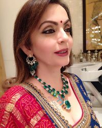 Nita Ambani memiliki tubuh yang cukup ideal dan senang menari. 