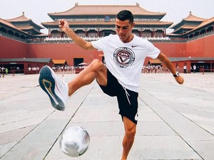Saat Cristiano Ronaldo Juggling Bola di Kota Terlarang China