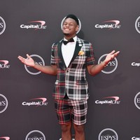 Bintang NFL JuJu Smith-Schuster tampil modis dengan setelan bermotif kotak-kotak dengan celana pendek. (Foto: Alberto E. Rodriguez/Getty Images)