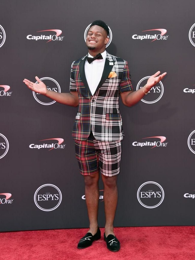 Bintang NFL JuJu Smith-Schuster tampil modis dengan setelan bermotif kotak-kotak dengan celana pendek. (Foto: Alberto E. Rodriguez/Getty Images)