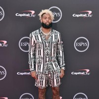 Ajang Excellence in Sports Performance Yearly Award atau ESPYS ang digelar di Los Angeles, AS, baru-baru ini untuk mengapresiasi prestasi para atlet dunia menjadi ajang tersendiri bagi bintang olahraga untuk mengekspresikan  kemodisan mereka. Tanpa terkecuali pemain football NFL Odell Beckham Jr. yang tampil nyentrik dengan kemeja dan celana pendek bermotif bold monokrom dari Versace. (Foto: Alberto E. Rodriguez/Getty Images)