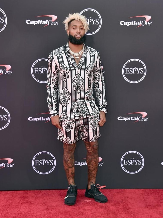 Ajang Excellence in Sports Performance Yearly Award atau ESPYS ang digelar di Los Angeles, AS, baru-baru ini untuk mengapresiasi prestasi para atlet dunia menjadi ajang tersendiri bagi bintang olahraga untuk mengekspresikan  kemodisan mereka. Tanpa terkecuali pemain football NFL Odell Beckham Jr. yang tampil nyentrik dengan kemeja dan celana pendek bermotif bold monokrom dari Versace. (Foto: Alberto E. Rodriguez/Getty Images)