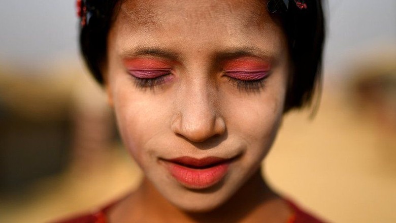 Cara Bersolek Unik Kaum Muslimah Rohingya di Kamp Pengungsian Cara Bersolek Unik Kaum Muslimah Rohingya di Kamp Pengungsian