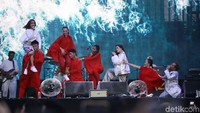 GAC melengkapi penampilannya dengan busana berwarna merah dan putih. Foto: Pradita Utama