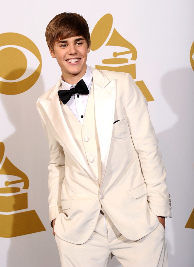 Di karpet merah ajang penghargaan bergengsi sekelas Grammy, Justin Bieber tampil penuh percaya diri. Setidaknya sampai dia sadar celana putihnya belum diritsleting. Foto: Getty Images.