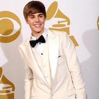 Di karpet merah ajang penghargaan bergengsi sekelas Grammy, Justin Bieber tampil penuh percaya diri. Setidaknya sampai dia sadar celana putihnya belum diritsleting. Foto: Getty Images.