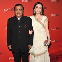 Menemani sang suami Mukesh Ambani menghadiri  TIME 100 Gala, TIMES 100 Most Influential People, Nita Ambani terlihat menenteng clutch berbentuk gajah. Clutch yang dihiasi bebatuan mewah itu merupakan karya desainer Judith Leiber. Koleksi Judith Leiber seperti dikutip Wall Street Journal yang dijual mulai dari ribuan dollar kini menjadi sebuah simbol status untuk wanita termasuk first ladies dunia. Foto: Getty Images
