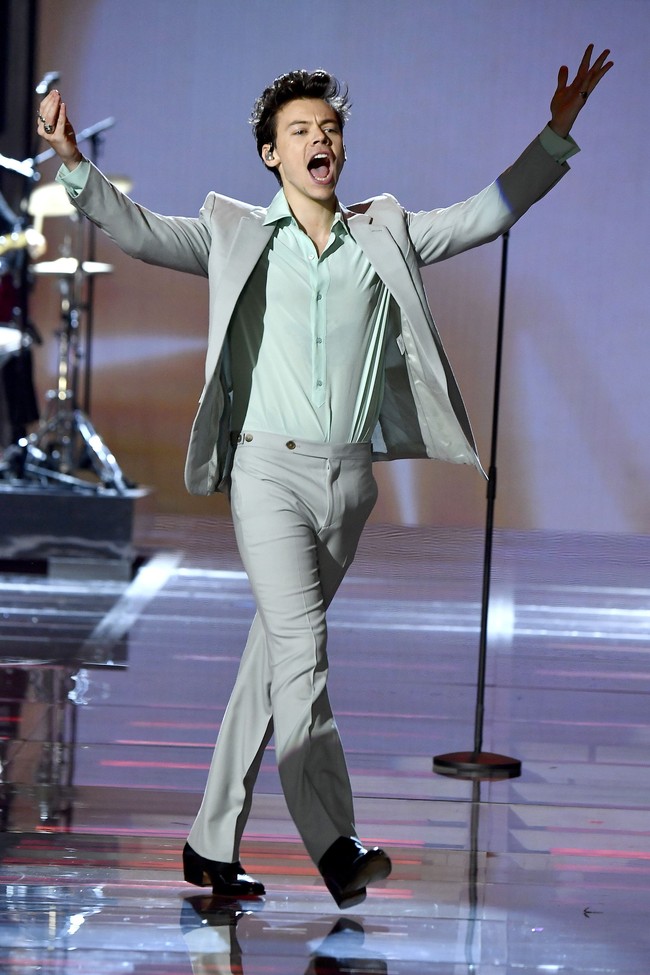 Harry Styles begitu luwes dan percaya diri saat tampil di fashion show Victorias Secret tahun lalu. Begitu menikmati pertunjukkan, Harry tak sadar jika ritsleting celana warna mint miliknya belum dinaikkan. Foto: Getty Images.