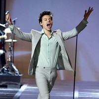 Harry Styles begitu luwes dan percaya diri saat tampil di fashion show Victorias Secret tahun lalu. Begitu menikmati pertunjukkan, Harry tak sadar jika ritsleting celana warna mint miliknya belum dinaikkan. Foto: Getty Images.