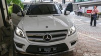 Selain barang yang dipamerkan hari ini, KPK akan melelang dua mobil Mercedes-Benz, satu unit Toyota Crown, serta 7 tanah dan bangunan di sejumlah lokasi di Jakarta.
