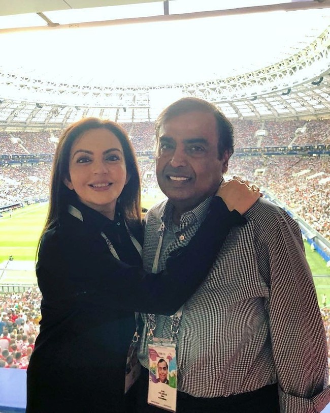 Dalam kesehariannyya Mukesh Ambani lebih sering memakai kemeja polos. Baru ketika menghadiri acara formal, dia melengkapi penampilannya dengan jas. Foto: Twitter/@NitaMAmbani