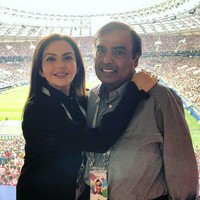Dalam kesehariannyya Mukesh Ambani lebih sering memakai kemeja polos. Baru ketika menghadiri acara formal, dia melengkapi penampilannya dengan jas. Foto: Twitter/@NitaMAmbani
