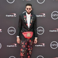 Bintang NBA JaVale McGee mencuri perhatian dengan tuksedo bermotif bunga yang dipadu dengan fanny pack Gucci yang kekinian. Uber stylish! (Foto: Alberto E. Rodriguez/Getty Images)