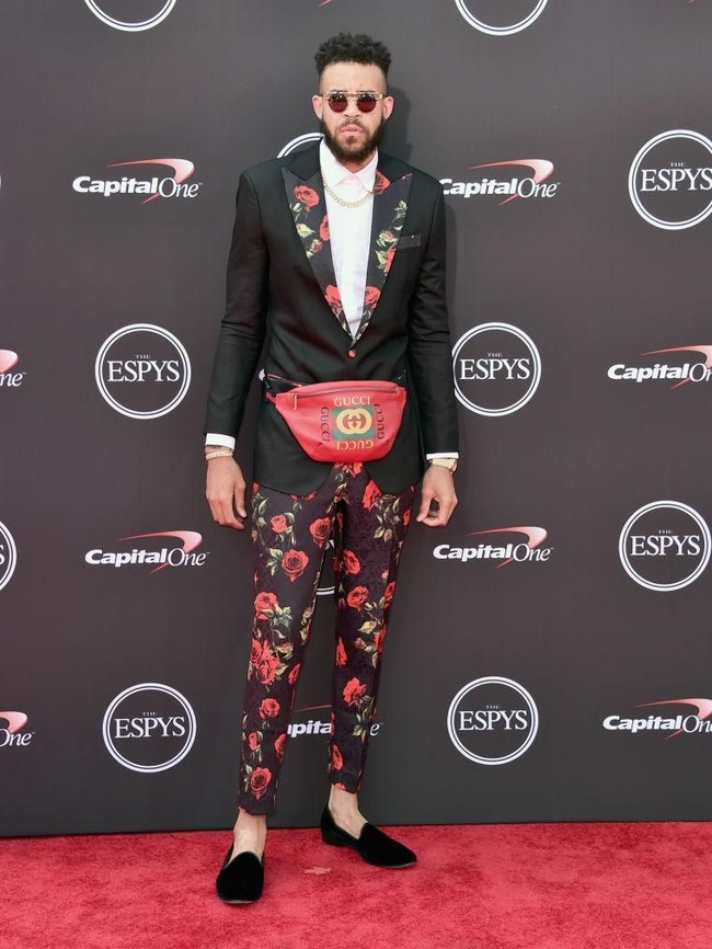 Bintang NBA JaVale McGee mencuri perhatian dengan tuksedo bermotif bunga yang dipadu dengan fanny pack Gucci yang kekinian. Uber stylish! (Foto: Alberto E. Rodriguez/Getty Images)