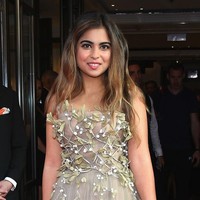 Setelah hampir sepekan menggelar berbagai prosesi di Udaipur, Rajasthan, pernikahan Isha Ambani dan Anand Piramal tiba pada puncaknya hari ini, Rabu (12/12/2018). Hajatan utama tersebut berlangsung di Mumbai, tepatnya kediaman ayah Isha, Mukesh Ambani yang adalah orang paling kaya di Asia. (Foto: Getty Images)