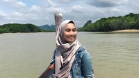 Selama di Krabi ia mengunjungi rumah nelayan terapung, gua dan mencicipi kuliner seafood (nurulzbshamsul/Instagram)