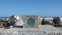 Tepat di depan pesisir hotel, ditandai dengan sebuah prasasti, Cape Agulhas adalah titik pertemuan Samudera Atlantik dan Samuder Hindia. Berada di sini, traveler berenang di 2 samuder sekaligus!   (booking.com