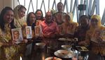 Intip Momen Aburizal Bakrie Tiup Kue Ultah hingga Sarapan Bareng Cucu