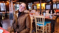 Angelina Wilhelmina Karamoy atau dikenal sebagai Angel Karamoy, merupakan artis sekaligus model yang hobi ngeteh dan ngopi. Foto: Instagram @realangelkaramoy
