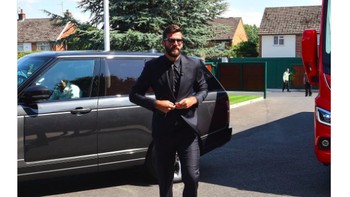 Alisson digambarkan menghadiri pemakaman Karius. Foto: istimewa