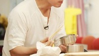 Wajahnya tak berubah ya. Aktor asal Taiwan yang merupakan anggota F4 ini terlihat asyik menikmati makanan dengan sumpit. Foto: Instagram @jerryyan143