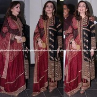 Menghadiri sebuah acara Diwali di Mumbai, Nita Ambani terlihat glamour dengan busana karya desainer Anuradha Vakil. Dia melengkapi gaya mewahnya dengan clutch Bottega Veneta seharga US$ 3.300 dan high heels Saint Laurent. Foto: Viral Bhayani, Highheelconfidential