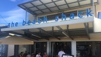 Kalau ingin ngopi di pinggir pantai Queensland datang saja ke Beach Shack. Di sini tersedia kopi premium lengkap dengan beragam snack seperti zucchini chips, chorizo hingga roti pita. Foto: beachshack