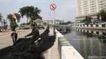 Ini Dia Kali Item Dekat Wisma Atlet yang Ditutupi Waring