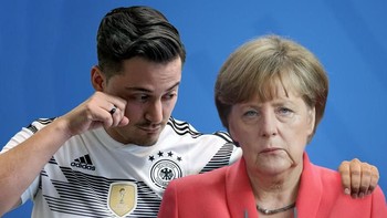 Kekalahan tim sepakbola Jerman menjadi juara membuat Jones harus menghibur Kanselir Jerman Angela Merkel yang terlihat sedih. Istimewa/Boredpanda.