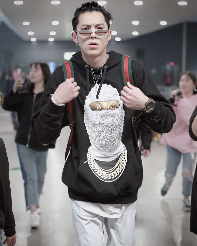 Sudah tampan, Dylan Wang punya gaya busana yang cukup stylish sehingga bikin wanita semakin terpana. Foto: Instagram @dylanwangofficial