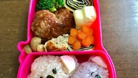 Meski sedikit nasi bisa dibentuk jadi beruang imut dengan nori dan potongan keju. Lauknya ayam goreng, telur gulung dan sayuran. Foto: Instagram @osshohaaaan
