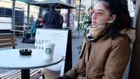 Artis berusia 31 tahun ini, menikmati secangkir hangat kopi ketika tengah berlibur ke Swiss yang punya udara super dingin. Foto: Instagram @realangelkaramoy