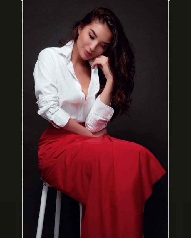 Wanita berusia 26 tahun ini kerap kali tampil dengan gaya seduktif yang tampak memesona. Foto: Instagram @manodelia