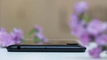 Dimensinya 176,15 x 87,4 x 7,99 mm dengan bobot 221 gram. Foto: Sina Mobile