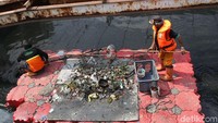 Pembersihan Kali Item terus dilakukan. Tapi untuk penjernihan air kali dilakukan Sudin Lingkungan Hidup.