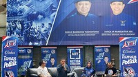 Hadir dalam diskusi tersebut, anggota DPR RI Komisi IV Fraksi Partai Demokrat Umar Arsal (kedua kiri), pegiat media sosial Cipta Panca Laksana (kiri), Bendahara DPD Partai Demokrat DKI Jakarta Mariana Harahap (kedua kanan) dan moderator Ramadhan Pohan.